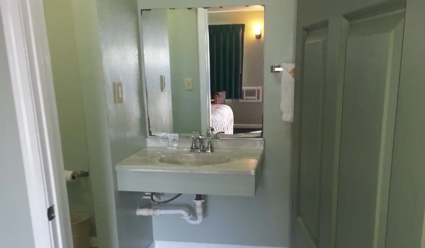 Blue Seal Inn - Bathroom