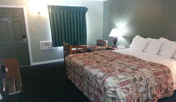 Blue Seal Inn - Queen Room Accessible